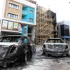Ô tô bị phá hủy sau một vụ tấn công ở Tripoli, Libya. (Ảnh: AFP/TTXVN)