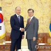 Thư ký Hội đồng An ninh Nga Nikolai Patrushev gặp Tổng thống Hàn Quốc Moon Jae-in. (Nguồn: Yonhap)