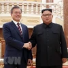 Nhà lãnh đạo Triều Tiên Kim Jong-un (phải) và Tổng thống Hàn Quốc Moon Jae-in tại Hội nghị thượng đỉnh lần ba ở Bình Nhưỡng. (Nguồn: AFP/TTXVN)