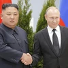 Tổng thống Nga Vladimir Putin (phải) trong cuộc gặp nhà lãnh đạo Triều Tiên Kim Jong-un. (Ảnh: AFP/TTXVN)