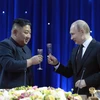 Nhà lãnh đạo Triều Tiên Kim Jong-un và Tổng thống Nga Vladimir Putin trong bữa tiệc tối sau Hội nghị thượng đỉnh Nga-Triều. (Ảnh: Yonhap/TTXVN)