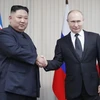 Tổng thống Nga Vladimir Putin (phải) và nhà lãnh đạo Triều Tiên Kim Jong-un tại cuộc gặp ở Vladivostok. (Ảnh: AFP/TTXVN)