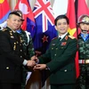 Trưởng đoàn Việt Nam, thiếu tướng Hoàng Kim Phụng, Cục trưởng Cục Gìn giữ Hòa bình tiếp nhận cương vị chủ tịch AAPTC năm 2020 từ Thái Lan. (Ảnh: Hữu Kiên/TTXVN)