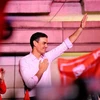 Thủ tướng Tây Ban Nha Pedro Sanchez bên những người ủng hộ tại trụ sở đảng PSOE ở Madrid ngày 28/4. (Ảnh: THX/TTXVN)