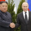 Tổng thống Nga Vladimir Putin (phải) và nhà lãnh đạo Triều Tiên Kim Jong-un tại cuộc gặp thượng đỉnh Nga-Triều. (Ảnh: AFP/TTXVN)