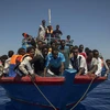 Tàu chở người di cư trên Địa Trung Hải, ngoài khơi bờ biển Libya. (Ảnh: AFP/TTXVN)