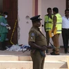 Cảnh sát gác tại hiện trường vụ nổ ở nhà thờ St. Sebastian, Negombo, phía bắc Colombo, Sri Lanka, ngày 23/4/2019. (Ảnh: THX/TTXVN)