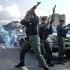 Nhóm binh sỹ Venezuela nổi dậy ủng hộ thủ lĩnh đối lập Juan Guaido trong cuộc xung đột với lực lượng trung thành với Chính phủ của Tổng thống Nicolas Maduro. (Ảnh: AFP/TTXVN)