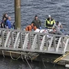 Lực lượng cứu hộ chuyển nạn nhân bị thương trong vụ va chạm máy bay ở Ketchikan, Alaska, Mỹ. (Ảnh: AP/TTXVN)