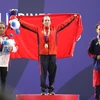 Vương Thị Huyền nhận huy chương vàng trong nội dung cử tạ 45kg nữ. (Ảnh: Hoàng Linh/TTXVN)