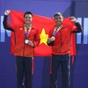 Daniel Cao Nguyễn (trái) và Lý Hoàng Nam (phải) trên bục nhận huy chương. (Ảnh: Hoàng Linh/TTXVN)