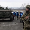 Các quan sát viên OSCE giám sát quá trình rút quân của các lực lượng Ukraine ở gần làng Bogdanivka thuộc vùng Donetsk. (Ảnh: AFP/TTXVN)