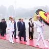 Các lãnh đạo, nguyên lãnh đạo Đảng và Nhà nước đặt vòng hoa và vào Lăng viếng Chủ tịch Hồ Chí Minh. (Ảnh: Lâm Khánh/TTXVN)