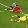 Pha cứu thua của thủ thành Hàn Quốc Kim Seung-gyu trong trận đấu. (Ảnh: AFP/ TTXVN)