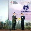 Ông Nguyễn Trung – Giám Đốc Hoạch định Chiến lược Vinamilk lên nhận giải thưởng công ty có điểm Quản trị tốt nhấtViệt Nam trong lễ trao giải Quản trị công ty khu vực Asean tại Manila, Philippines 