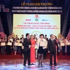 Bà Đào Phương Hoa – Phó Ban Truyền thông đại diện Tổng công ty Viễn thông MobiFone nhận giải thưởng do lãnh đạo Bộ Công Thương trao tặng.