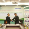 Ông Yamamoto - Đại diện công ty TNHH Panasonic Vietnam và ông Nguyễn Văn Tài - Tổng cục trưởng Tổng cục Môi trường ký kết thỏa thuận hợp tác 