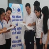 Ông Nguyễn Long Duy, chuyên gia tập đoàn Tetra Pak chia sẻ với sinh viên về công nghệ tiệt trùng UHT