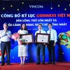 Đại diện kỷ lục gia Guinness trao giấy Chứng nhận xác lập kỷ lục cho đại diện Vincom.