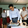 Phó Thủ Tướng Vũ Đức Đam đến thăm thư viện và chứng kiến khó khăn về cơ sở vật chất rất thiếu thốn của trường dân tộc vùng sâu vùng xa của huyện Đắk Glong, tỉnh Đắk Nông.