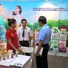 Đại diện Vinamilk giới thiệu đến người tiêu dùng Phillippines những sản phẩm sữa đặc và sữa chua uống được phát triển mẫu mã, hương vị theo khẩu vị địa phương.
