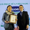 Ông Đỗ Thanh Tuấn - Trưởng bộ phận Đối ngoại Vinamilk đại diện công ty nhận giải thưởng Top 10 Tin và Dùng.