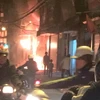 Hà Nội: Cháy lớn tại tiệm bán bàn ghế ở Đê La Thành