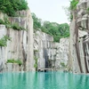 Hồ Cheonju huyền diệu với vách đá sừng sững ấn tượng. (Nguồn: Tổng cục Du lịch Hàn Quốc)
