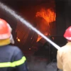 [Photo] Cảnh sát căng mình dập lửa tại Khu công nghiệp Sài Đồng 
