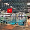 Bể bơi là một điểm "giải nhiệt" an toàn của đa số người dân. (Ảnh: Minh Hiếu/Vietnam+)