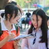 Nữ sinh THPT Trần Phú đang cùng ôn bài sớm với bạn trước khi vào thi tại điểm thi THPT Việt Đức. (Ảnh: Sơn Bách/Vietnam+) 