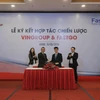 Phó Tổng giám đốc Tập đoàn Vingroup Võ Quang Huệ và ông Nguyễn Hữu Tuất, Chủ tịch Hội đồng quản trị Công ty Cổ phần FastGo, bắt tay trong lễ ký kết thỏa thuận chiến lược. (Ảnh: Minh Hiếu/Vietnam+)