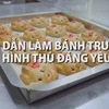 Vài năm trở lại đây, trào lưu làm bánh trung thu homemade (làm bằng tay tại nhà) rất được ưa chuộng. Vì vậy có rất nhiều cách làm bánh trung thu từ những loại cầu kỳ cho đến những chiếc bánh đơn giản. (Ảnh: Video/Vietnam+)