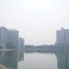 Một máy đo chất lượng không khí khác được đặt tại hồ Thành Công (Đống Đa, Hà Nội), chỉ số AQI được đo tại đây là 158. (Ảnh: Minh Hiếu/Vietnam+)