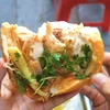 Bánh mỳ kẹp là món ăn đường phố ưa thích của người dân Thủ đô bởi mùi vị ngon hòa quyện của nó. (Ảnh: Vietnam+)