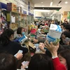 Kinh hoàng cảnh tượng chen lấn, tranh giành nhau mua hộp khẩu trang ở chợ thuốc Hapulico, Thanh Xuân, Hà Nội. (Ảnh: Sơn Bách/Vietnam+)