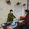 Để phòng chống dịch 2019-nCoV, người dân đến làm việc tại Phòng Cảnh sát Phòng cháy chữa cháy và Cứu hộ Cứu nạn Hà Nội sẽ được cấp phát khẩu trang và găng tay miễn phí. (Ảnh: PV/Vietnam+) 