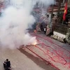 Hình ảnh đốt pháo trong đám cưới tại Sóc Sơn. (Ảnh: CTV/Vietnam+)