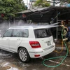 Trước sự lây lan của dịch gây viêm phổi cấp, việc giữ chiếc ô tô luôn sạch sẽ là điều rất cần thiết để đảm bảo sức khỏe. (Ảnh: PV/Vietnam+)
