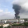 Cháy lớn với cột khói cao hàng chục mét. (Ảnh: PV/Vietnam+)