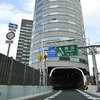 Kỳ lạ đường cao tốc đi xuyên qua tòa cao ốc ở Nhật Bản