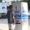 [Video] Người dân Hà Nội hào hứng với cây ATM khẩu trang độc đáo