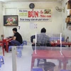 Các hàng quán tại Hà Nội bắt đầu mở cửa trở lại (Ảnh: Hoàng Đạt/Vietnam+)