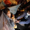 [Photo] Xuyên đêm tặng quà cho người vô gia cư trong đợt rét đậm
