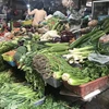 Ghi nhận tại các chợ truyền thống trên địa bàn thành phố Hà Nội, giá các loại rau xanh không có nhiều biến động và tiếp tục duy trì ở mức cao so với cùng kỳ tháng 3/2022. (Ảnh: Việt Anh/Vietnam+)