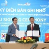 Ông Trương Anh Dũng - Tổng Cục trưởng Tổng Cục Giáo dục Nghề nghiệp và ông Choi Joo Ho - Tổng Giám đốc Samsung Việt Nam, ký kết Biên bản ghi nhớ. (Ảnh: samsungvn)