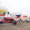 [Video] Người dân chụp ảnh cùng khinh khí cầu chào đón SEA Games 31
