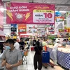 Các siêu thị đồng loạt giảm giá các mặt hàng giúp người tiêu dùng giảm bớt gánh nặng chi tiêu. (Ảnh: Việt Anh/Vietnam+)