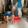 Những người lao động tại Thủ đô phải tìm những cách 'đối phó' như đổ nước đá vào chậu nước rồi bật quạt để tránh nóng. (Ảnh: Ngọc Anh/Vietnam+)