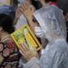 [Photo] Người dân đội mưa đến chùa Phúc Khánh dự lễ Vu Lan 